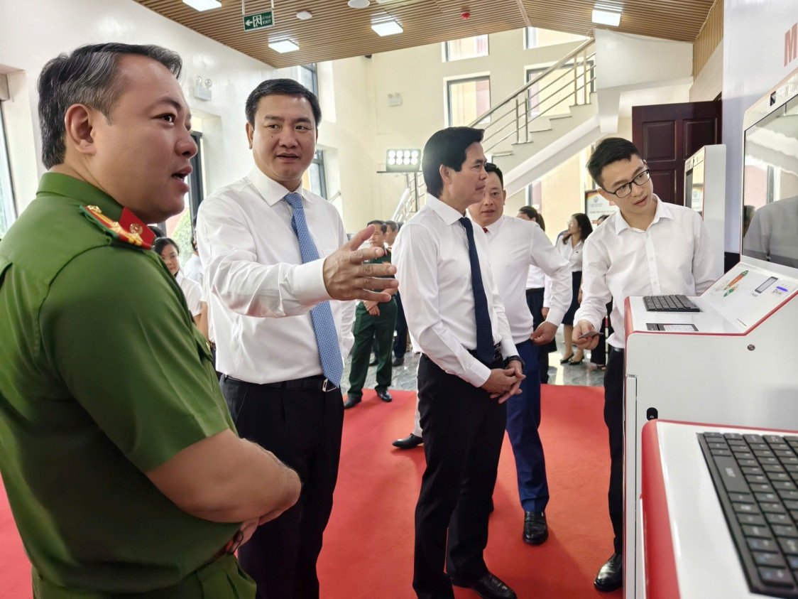 Các đại biểu tham quan, trải nghiệm thực tế việc vận hành, sử dụng các tiện ích của Trạm DVC số