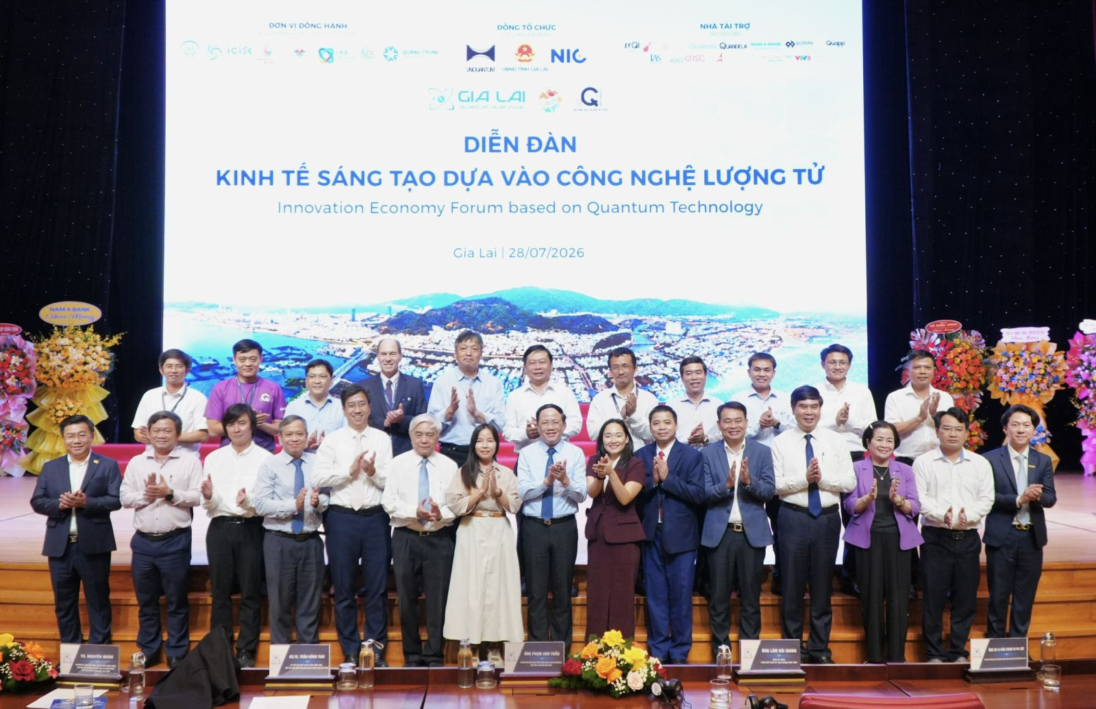 Các đại biểu chụp ảnh lưu niệm tại diễn đàn.
