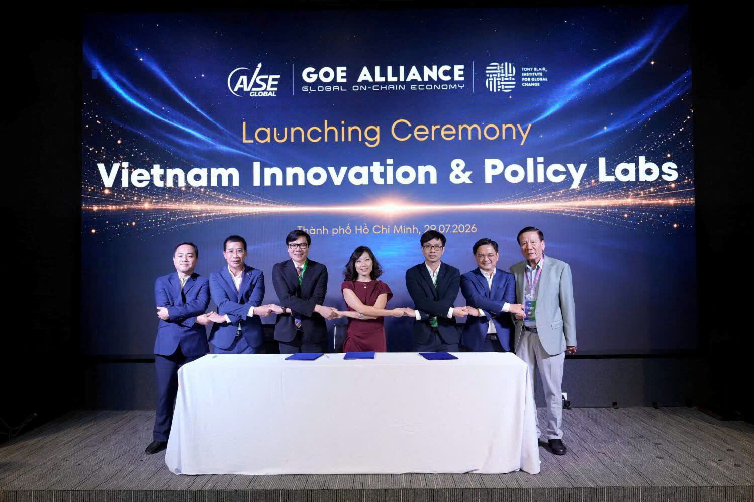Lễ ra mắt Vietnam Innovation & Policy Labs (VIPL), nền tảng nghiên cứu và tư vấn chính sách độc lập tại lễ khai mạc Diễn đàn. (Ảnh: KA)