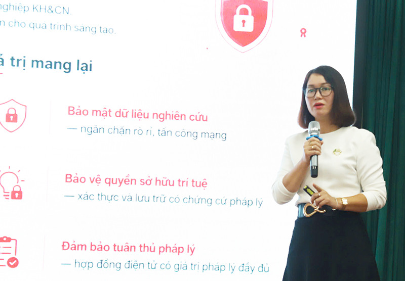 Bà Nguyễn Thị Ái Liên: DN không cần sở hữu thật nhiều phần mềm rời rạc, mà cần một hệ sinh thái CĐS đồng bộ. (Ảnh: VL)