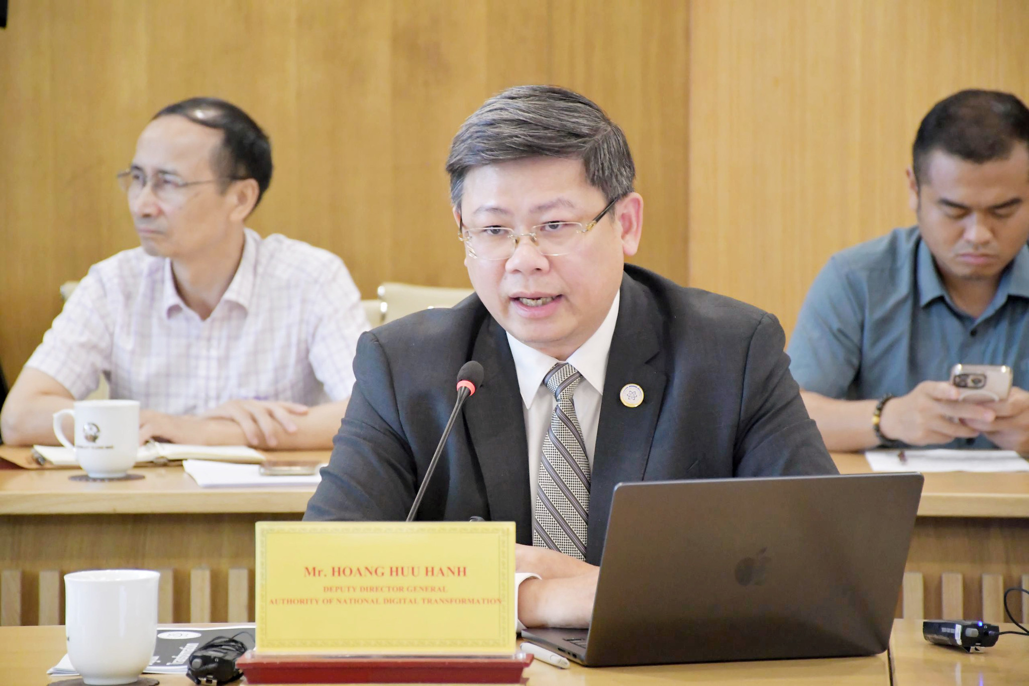 Đại diện các đơn vị chuyên môn thuộc Bộ KH&CN trình bày tại buổi hội đàm.