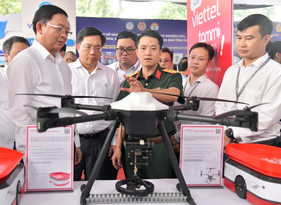 Các đại biểu tham quan khu vực trưng bày của Viettel Phú Thọ