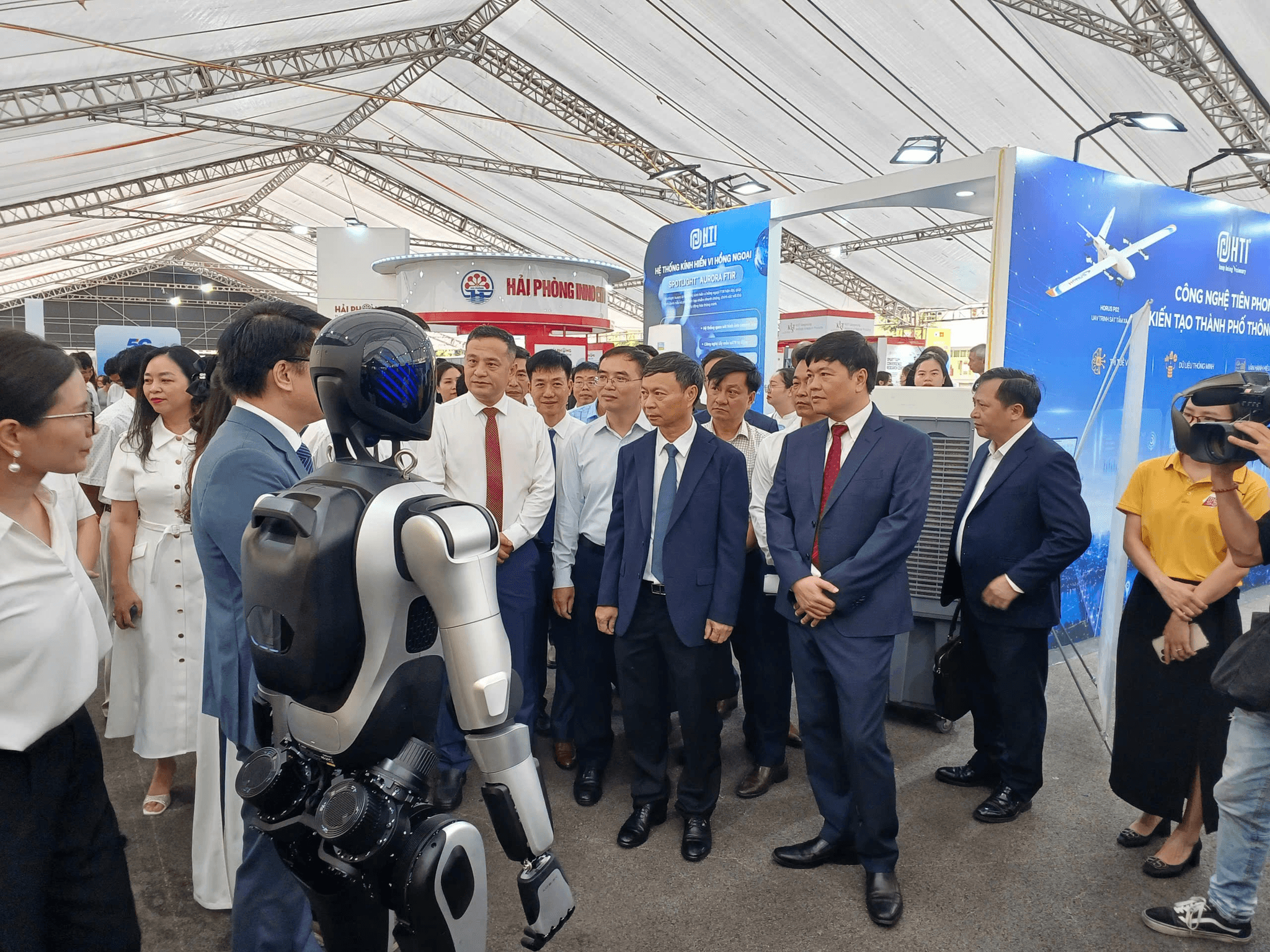 Các đại biểu tham quan triển lãm giới thiệu các sản phẩm công nghệ tại sự kiện Techfest Hải Phòng 2026.