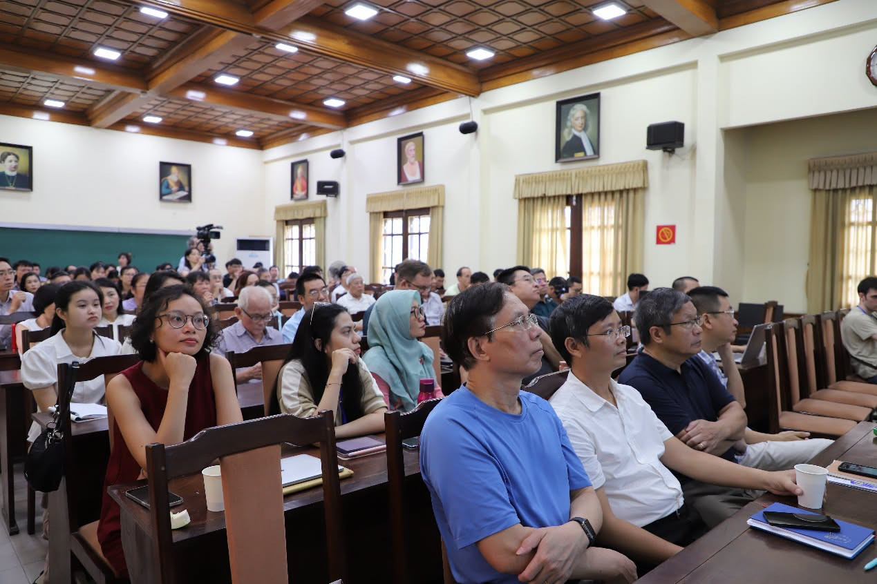 Toàn cảnh bài giảng đại chúng “Toán học và Trí tuệ nhân tạo”.
