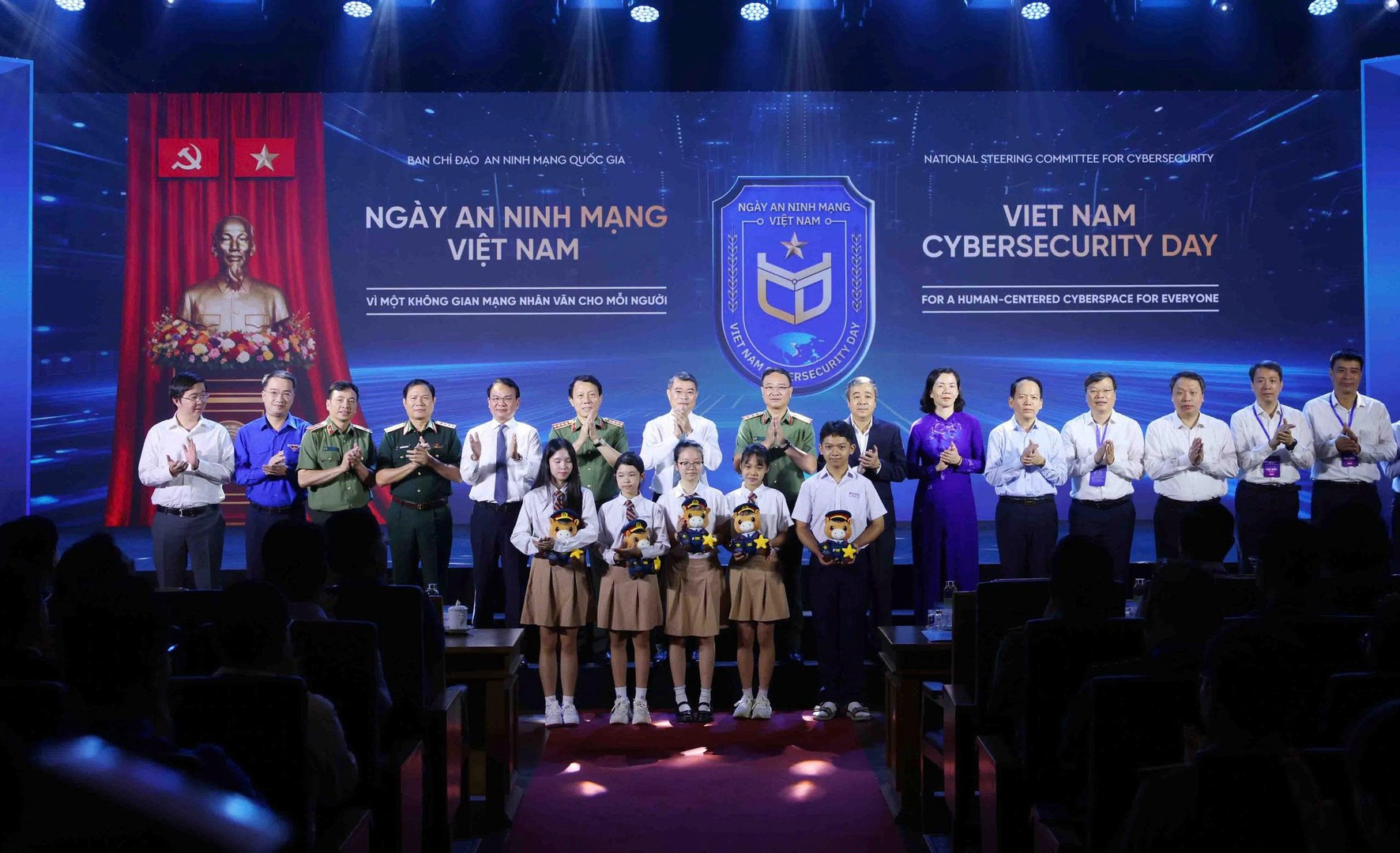 Các đại biểu dự Lễ mít tinh.