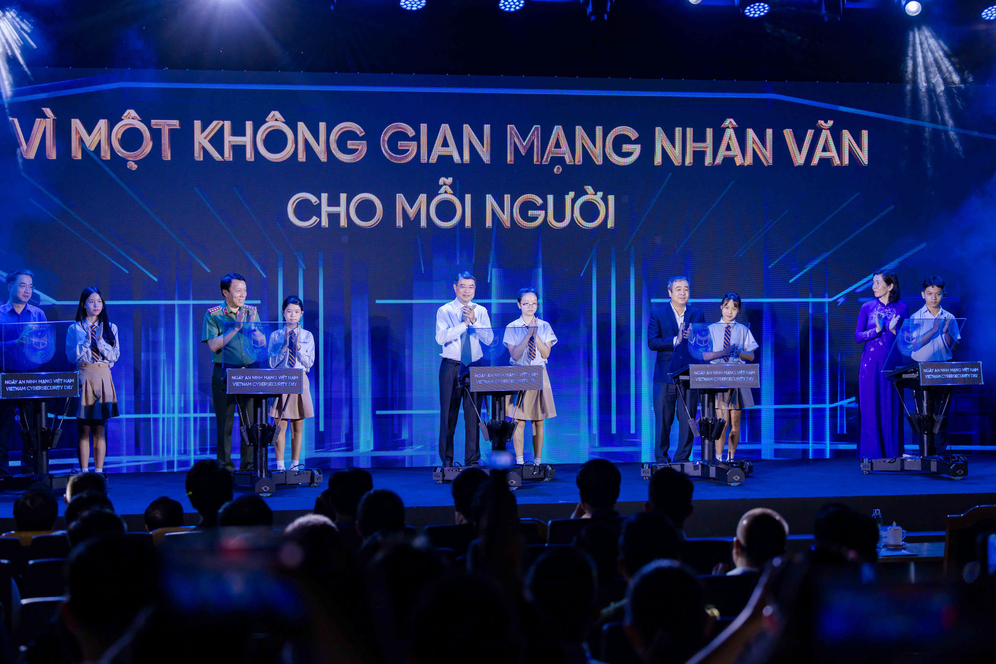 Thủ tướng cùng các đại biểu thực hiện nghi thức phát động chuỗi hoạt động Ngày An ninh mạng Việt Nam năm 2026.