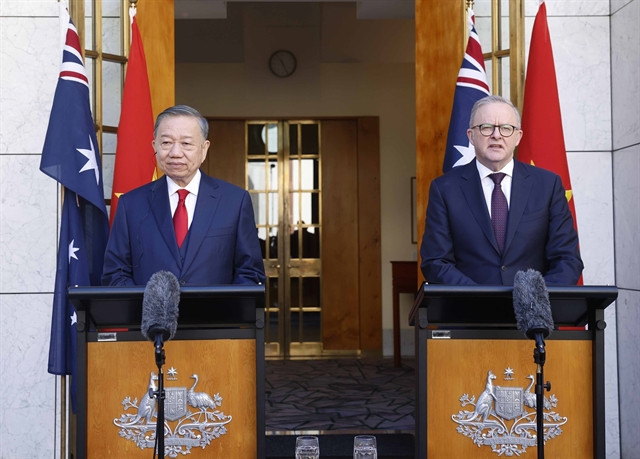 Party General Secretary and State President Tô Lâm (left) and Prime Minister of Australia Anthony Albanese at the briefing with the press following their talks on August 11. (Source: VNA)