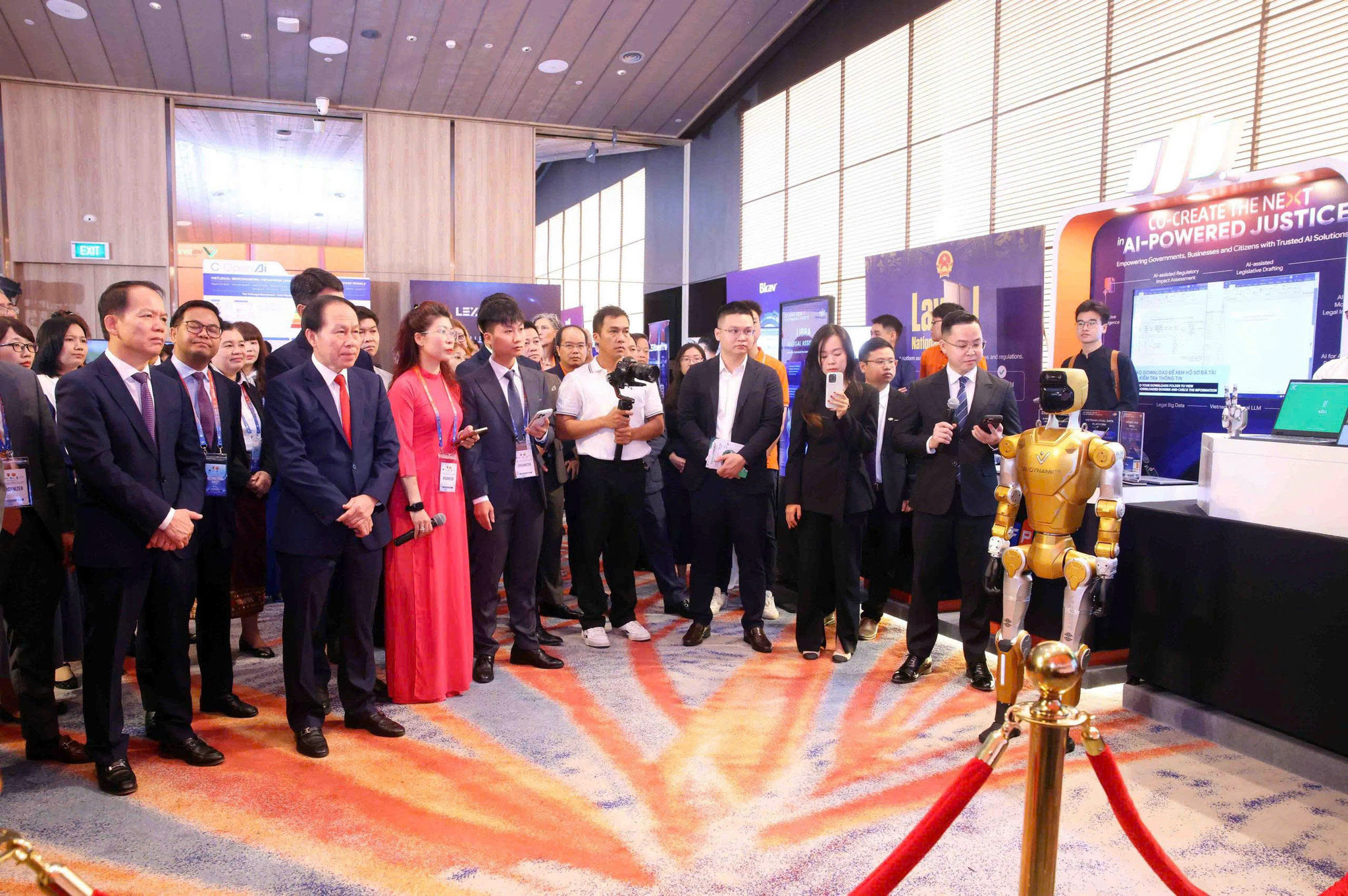 Phó Thủ tướng Chính phủ Lê Tiến Châu, Bộ trưởng Bộ Tư pháp Hoàng Thanh Tùng và các đại biểu tham quan các gian hàng triển lãm. (Ảnh: TTXVN).