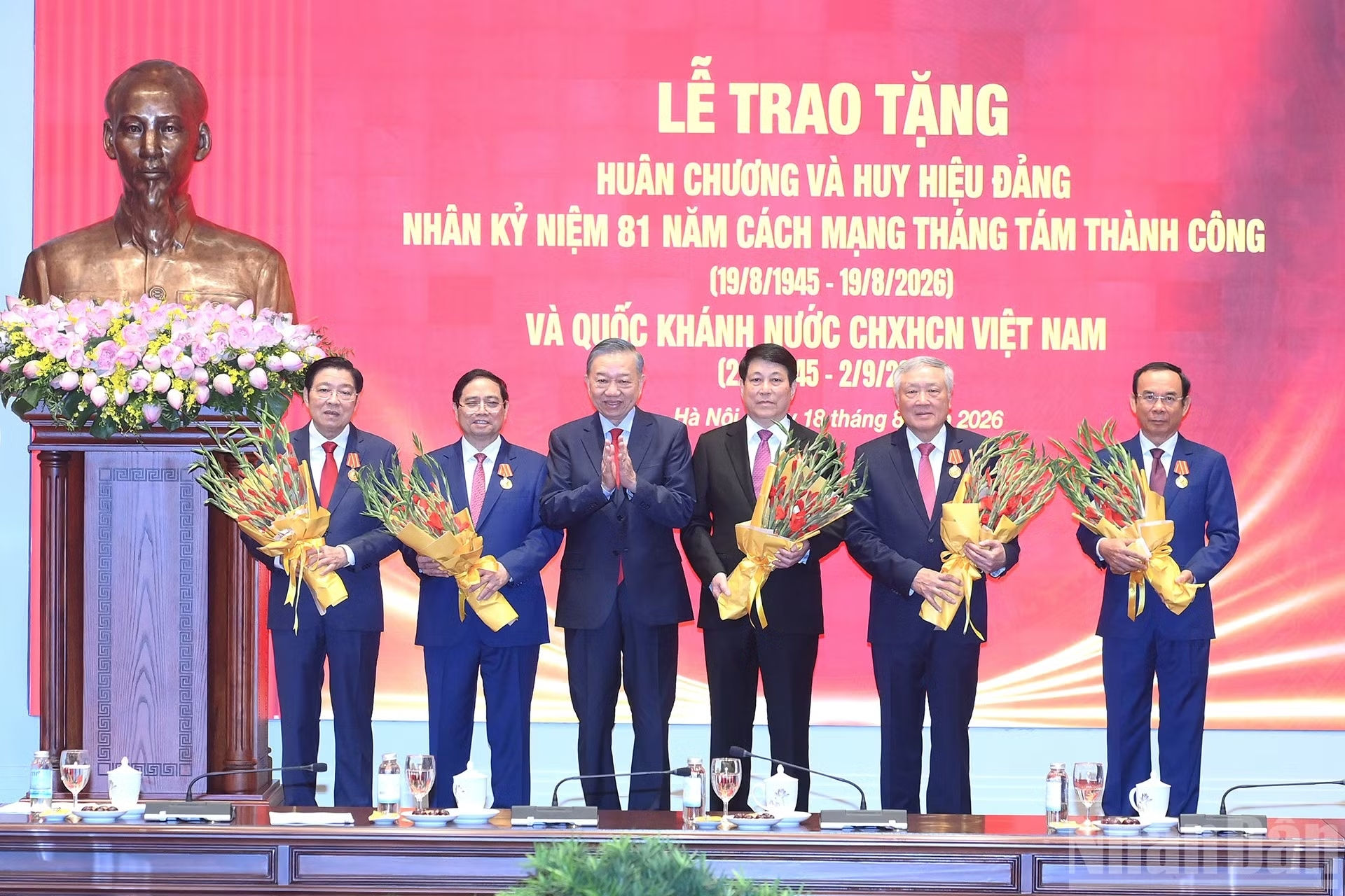 Tổng Bí thư, Chủ tịch nước Tô Lâm trao Huân chương Hồ Chí Minh tặng các đồng chí nguyên lãnh đạo Đảng, Nhà nước. Ảnh: Nhân Dân.