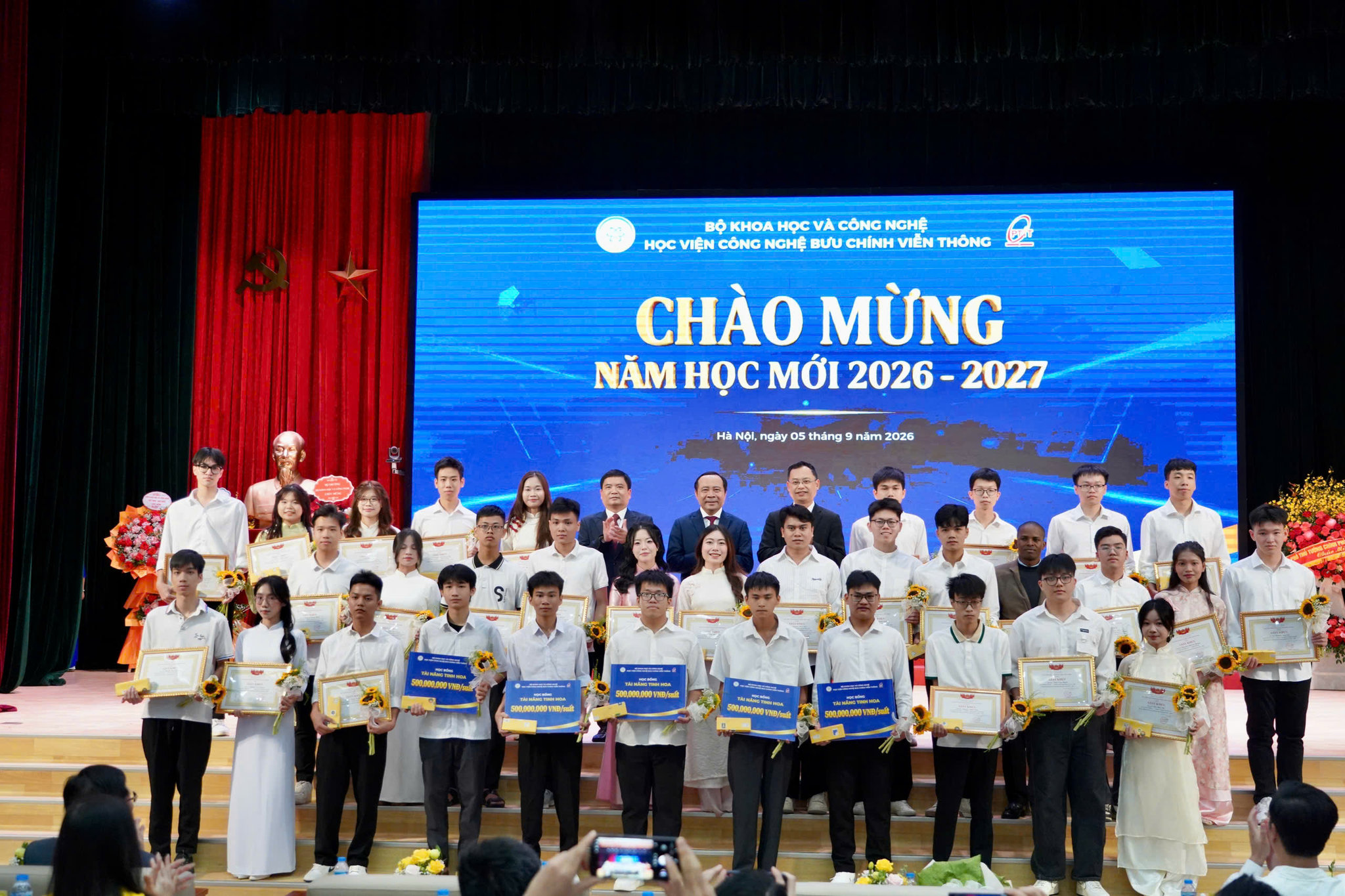 BT chup anh voi sinh vien xuat sac