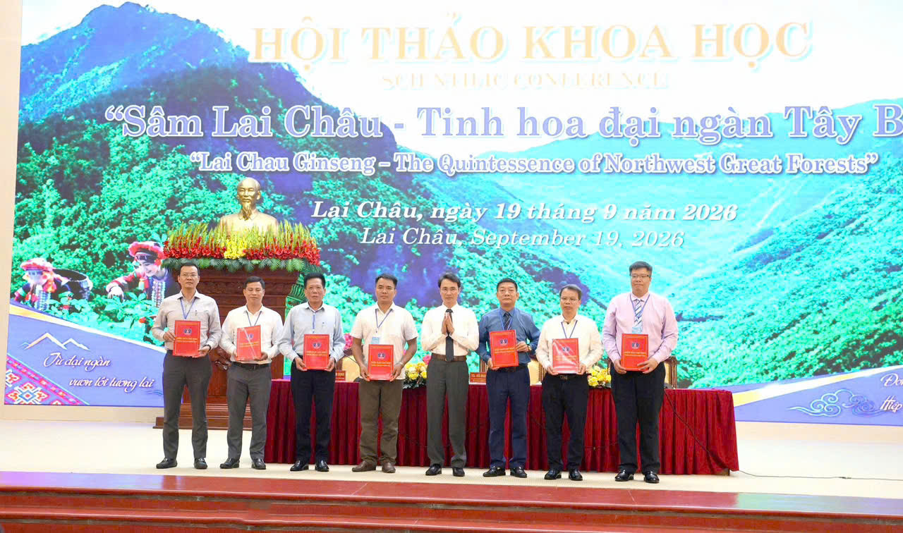 Trao biên bản hợp tác
