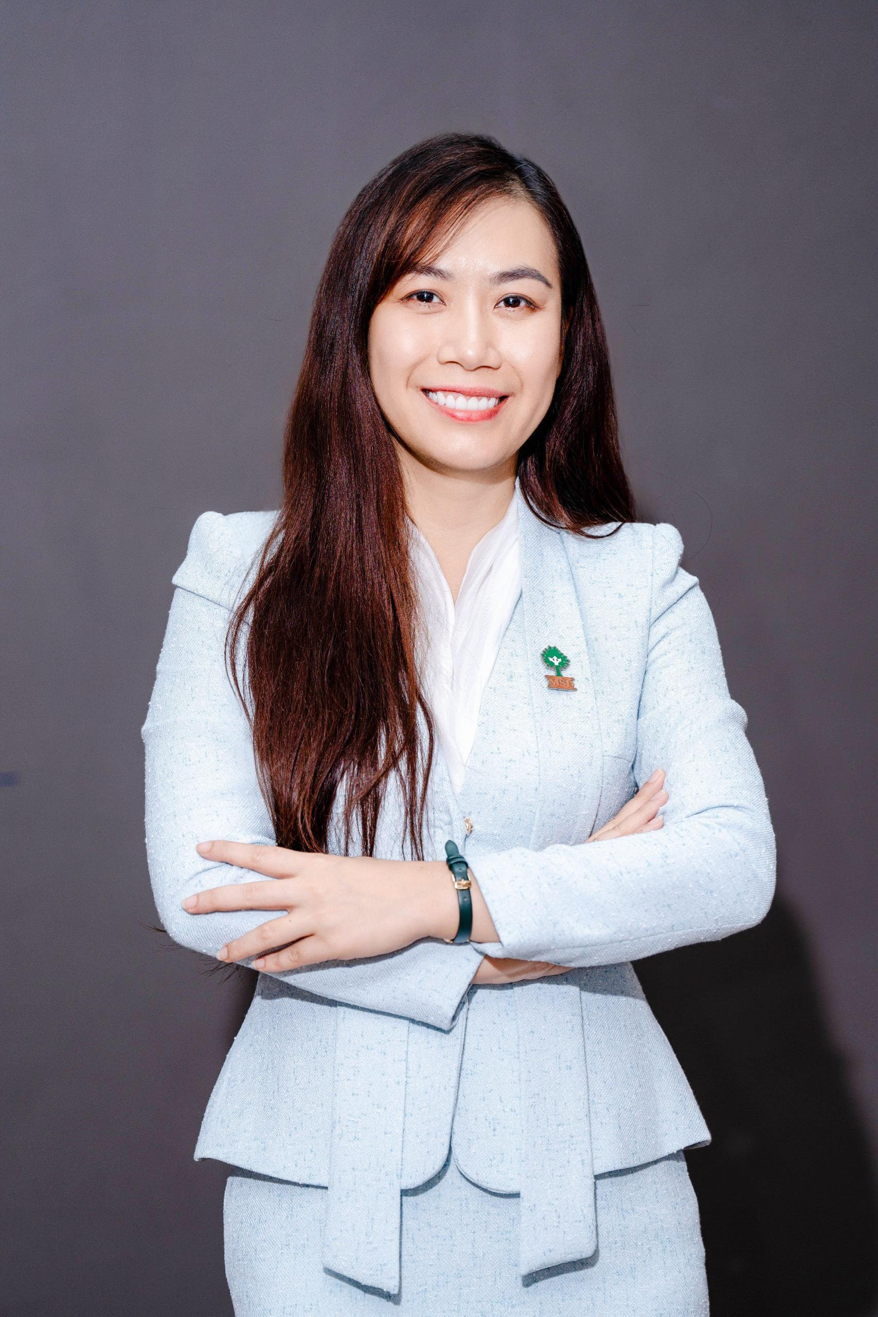 Bà Nguyễn Phương Linh hướng dẫn các em nhỏ vùng dân tộc thiểu số tiếp cận Internet và trang bị kỹ năng số. Ảnh: PV.