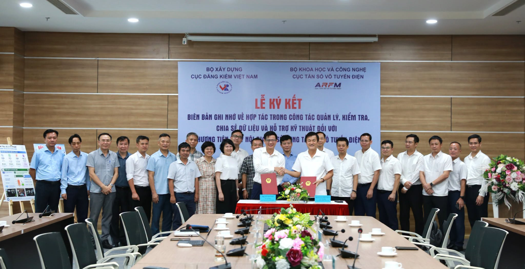 Cục trưởng Cục Tần số vô tuyến điện Lê Văn Tuấn và Cục trưởng Cục Đăng kiểm Việt Nam Nguyễn Chiến Thắng thực hiện ký kết Biên bản ghi nhớ.
