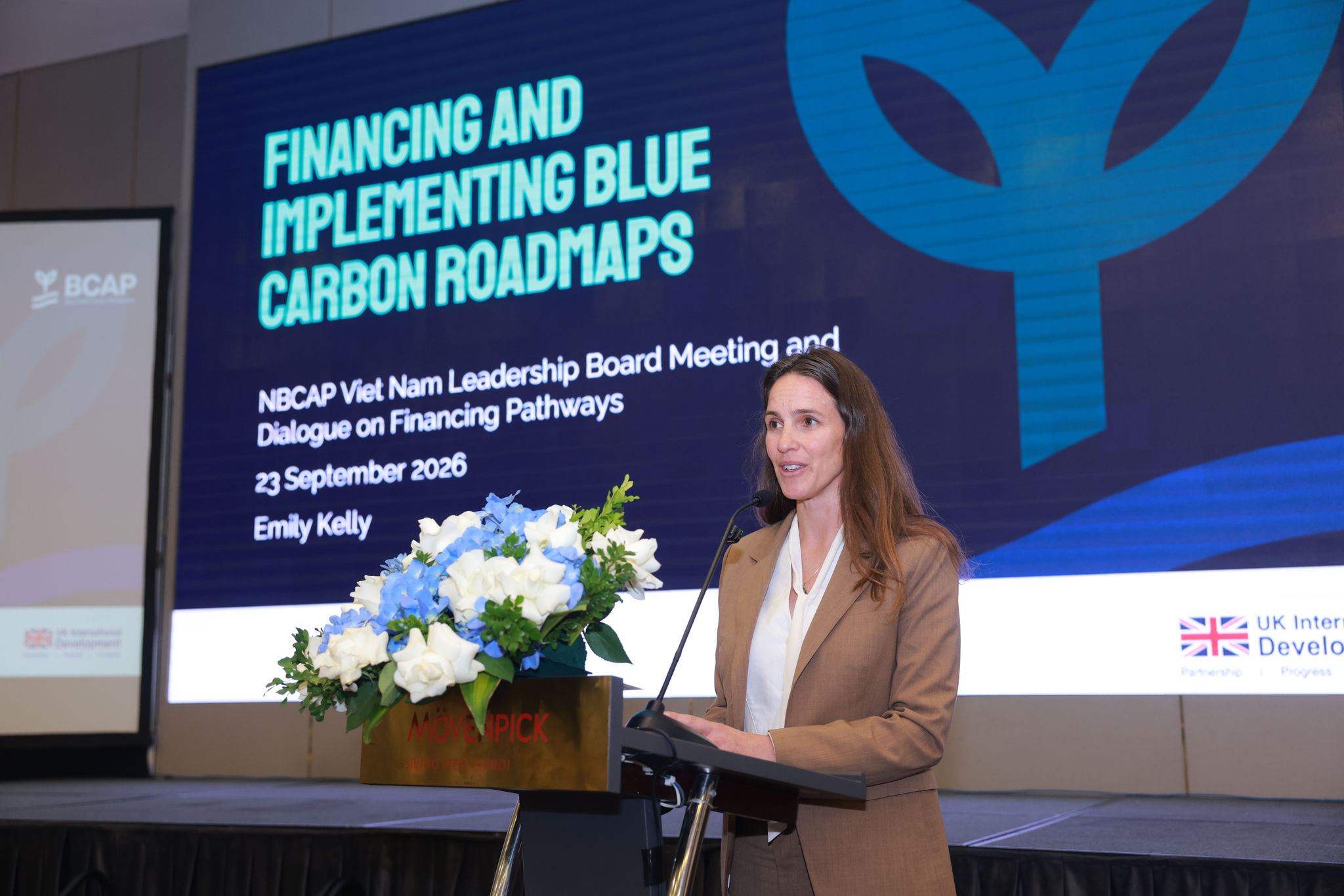 Bà Emily Kelly, Phụ trách Chương trình Đối tác hành động toàn cầu về carbon xanh dương (BCAP) tại Diễn đàn Kinh tế thế giới phát biểu tại cuộc họp (nguồn: UNDP Việt Nam)