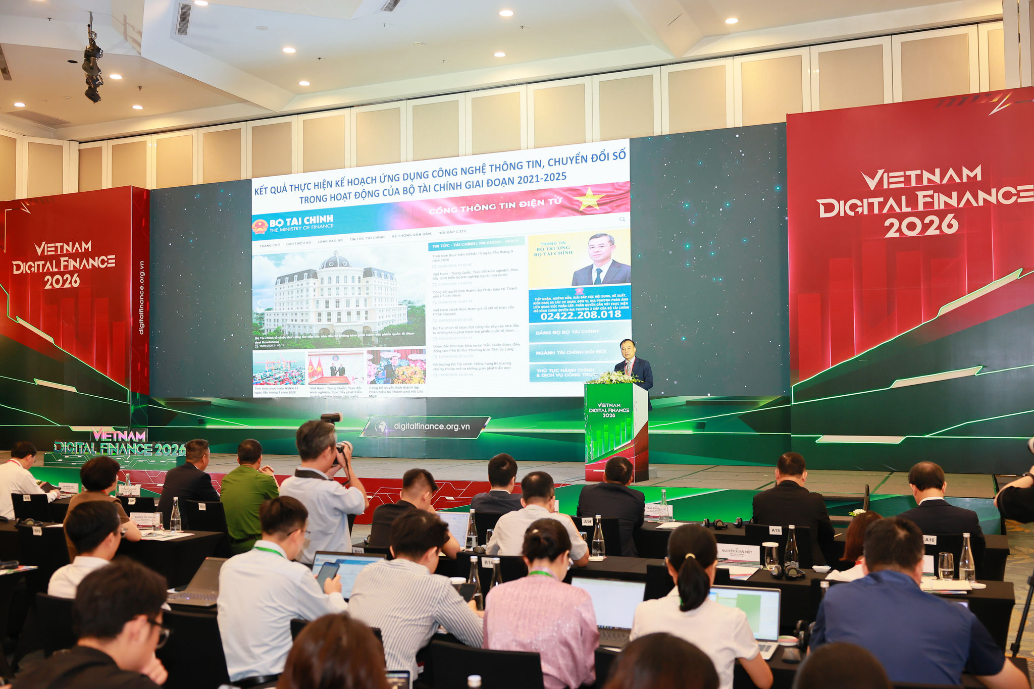 Ông Nguyễn Minh Ngọc, Phó Cục trưởng Cục Công nghệ thông tin và Chuyển đổi số (Bộ Tài chính) trình bày tham luận tại Hội thảo và Triển lãm Tài chính số Việt Nam 2026.