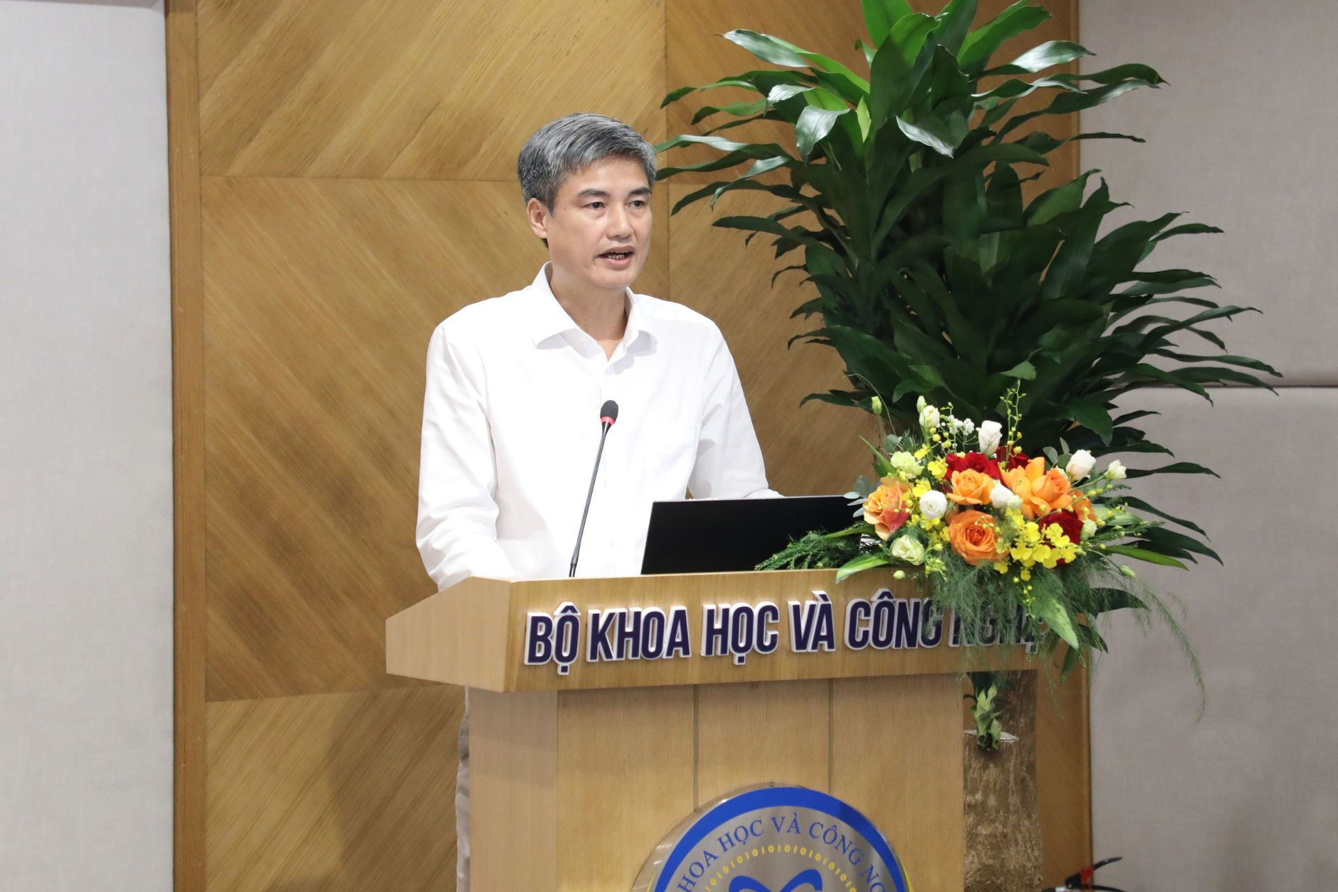 Ông Nguyễn Văn Tới, Quyền Trưởng ban Phát triển hạ tầng, Quỹ Dịch vụ VTCI Việt Nam, trình bày về nội dung hỗ trợ doanh nghiệp thực hiện cung cấp dịch vụ VTCI.
