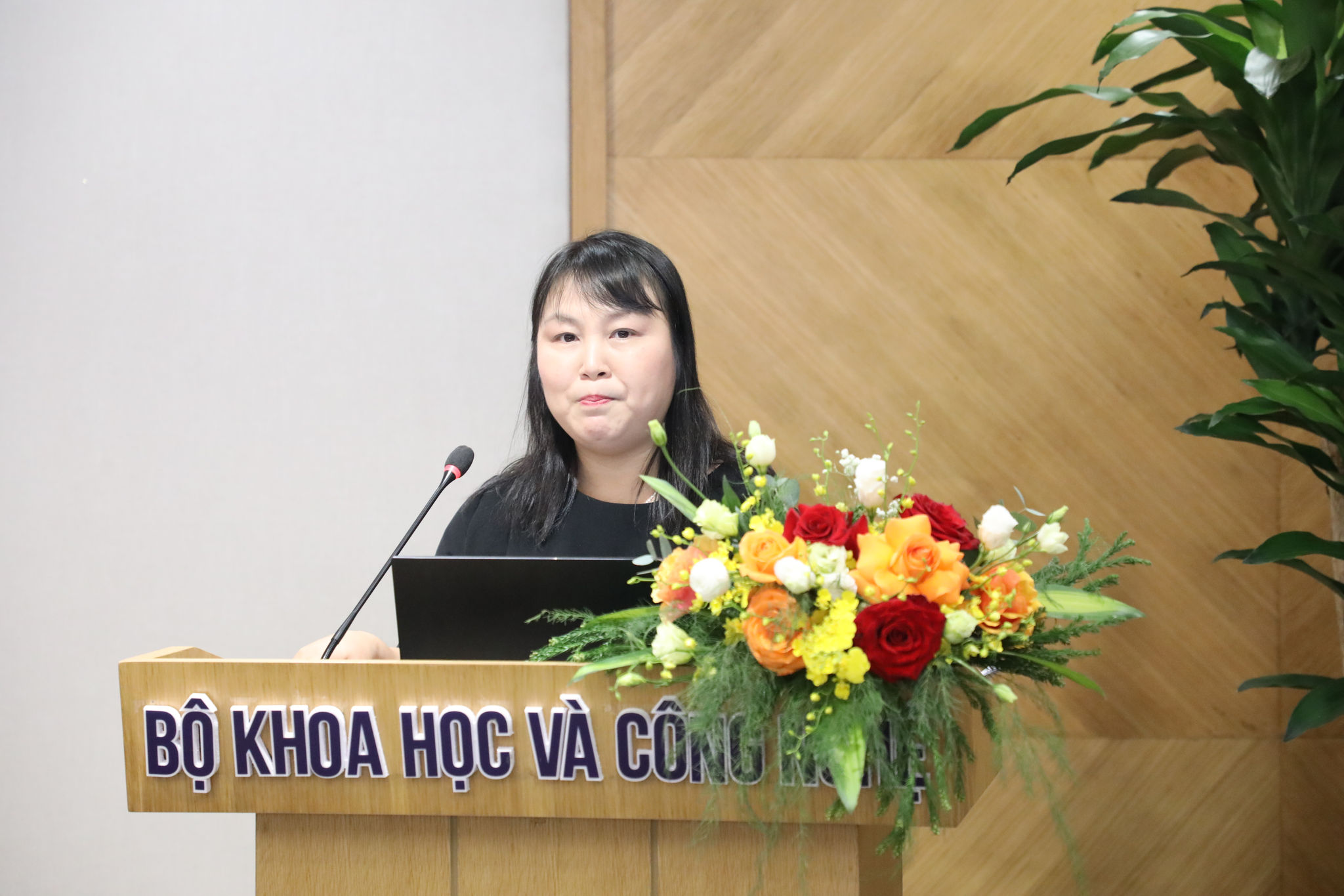 Bà Trần Thị Anh Thư, Quyền Trưởng ban Hỗ trợ dịch vụ, Quỹ Dịch vụ VTCI Việt Nam, trình bày về hướng dẫn hỗ trợ sử dụng dịch vụ VTCI thuộc Chương trình cung cấp dịch vụ VTCI đến năm 2030.
