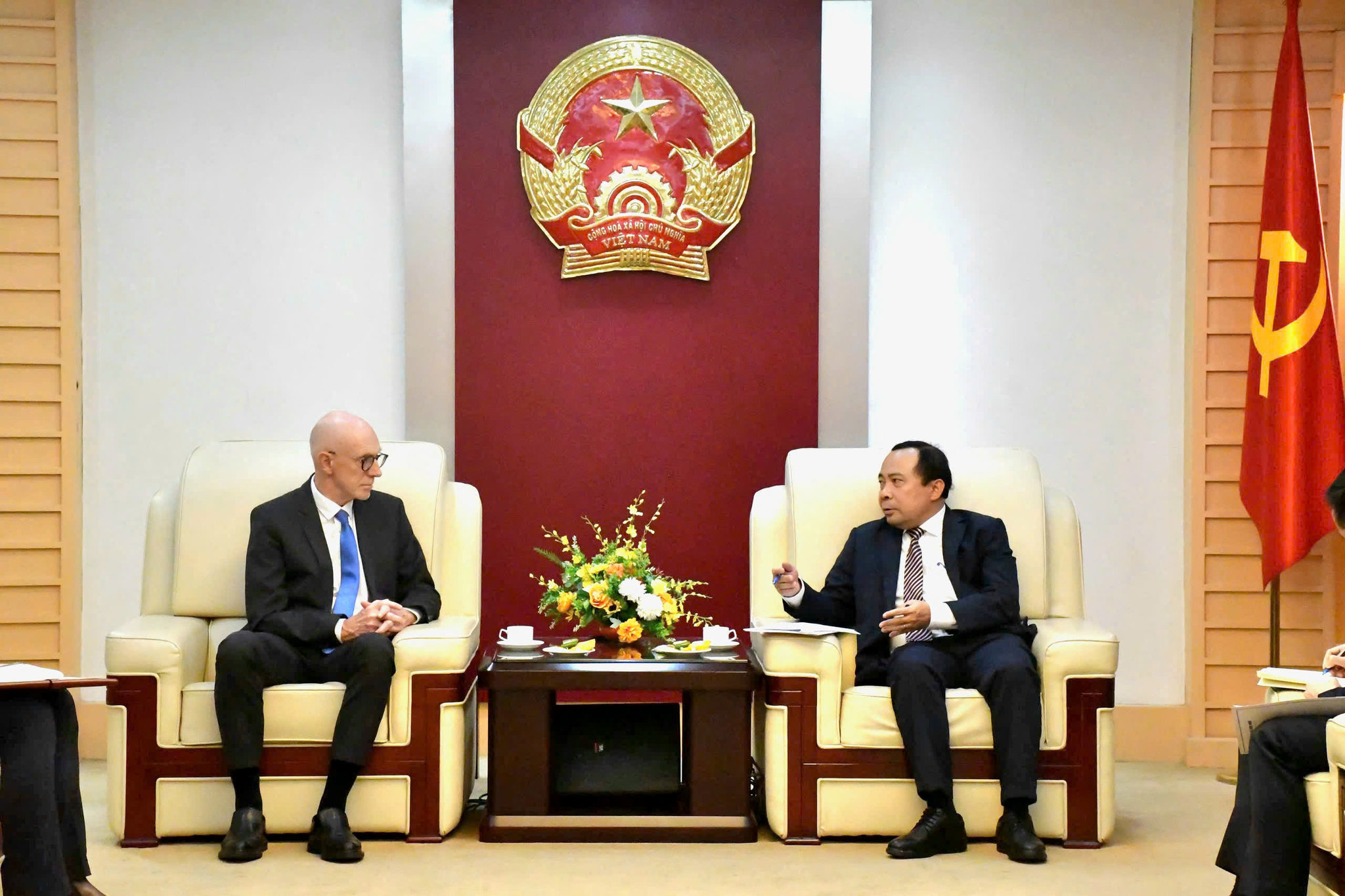 Bộ trưởng Vũ Hải Quân trao đổi với Giáo sư Graham Carr, Đại học Concordia.