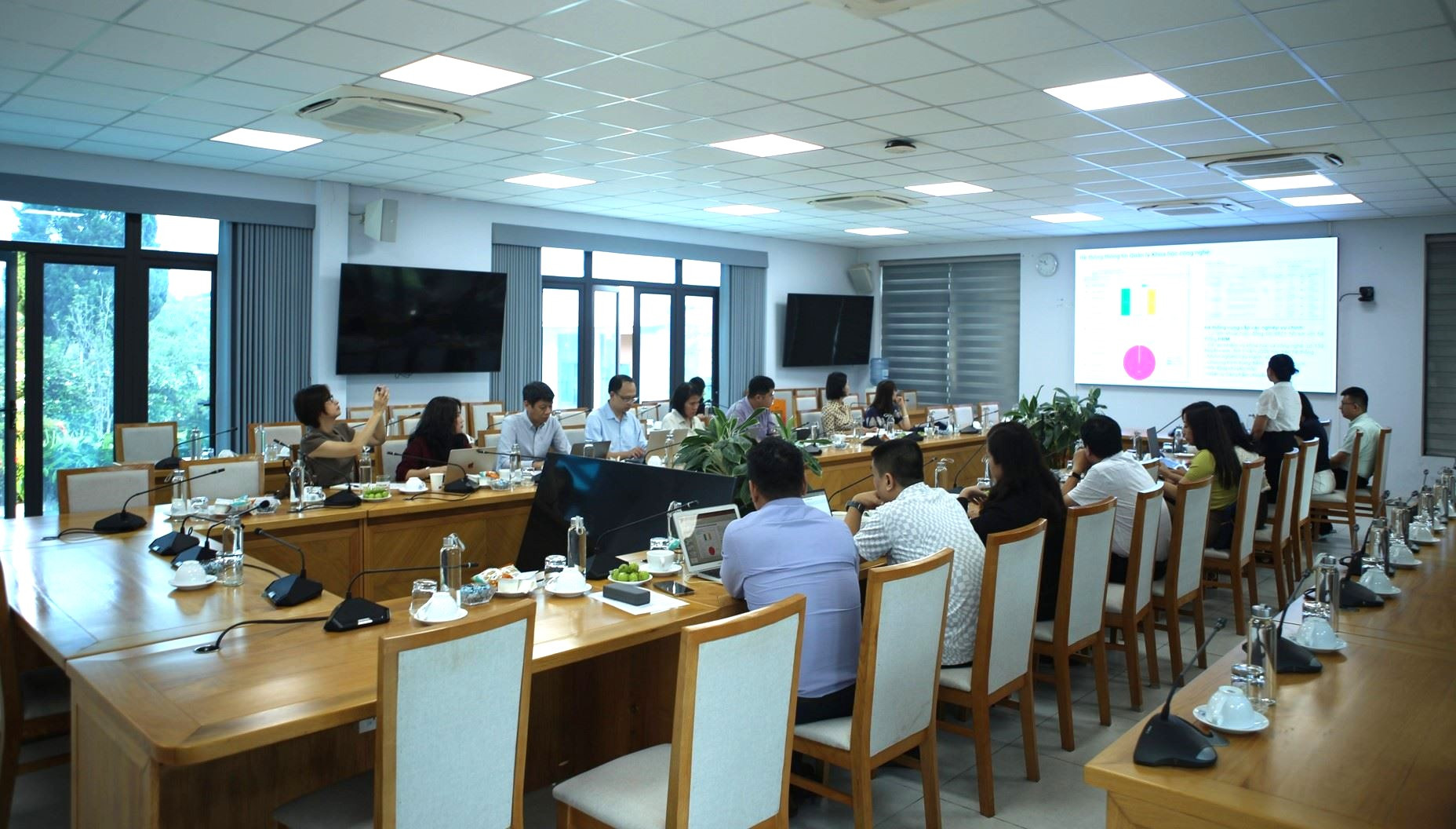 Toàn cảnh tạo đàm. Ảnh Ban Tổ chức.