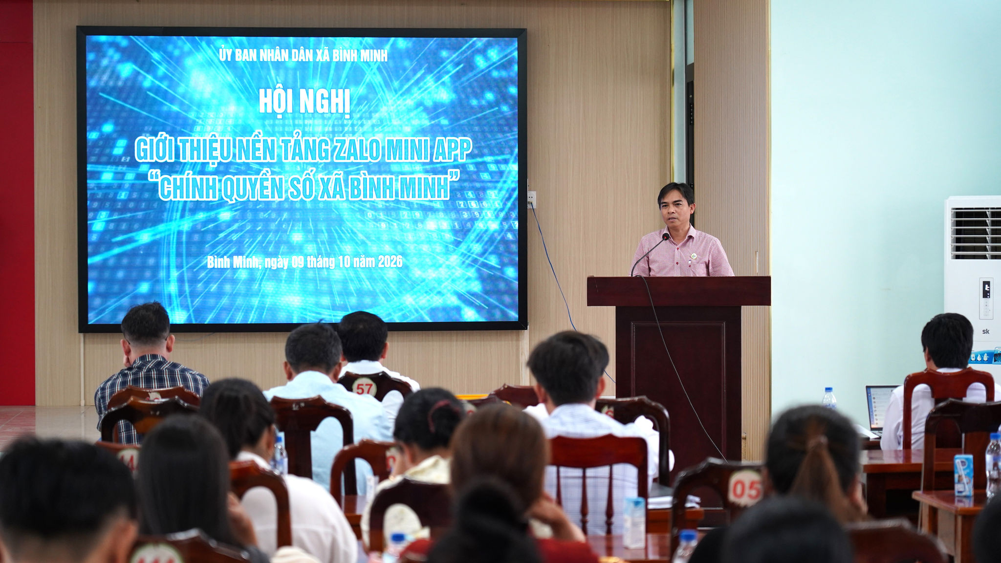 3. Giám đốc Trung tâm Chuyển đổi số và Đổi mới sáng tạo tỉnh Quảng Ngãi (Sở Khoa học và Công nghệ) Trần Duy Linh giới thiệu nền tảng Zalo Mini App “Chính quyền số xã Bình Minh”.