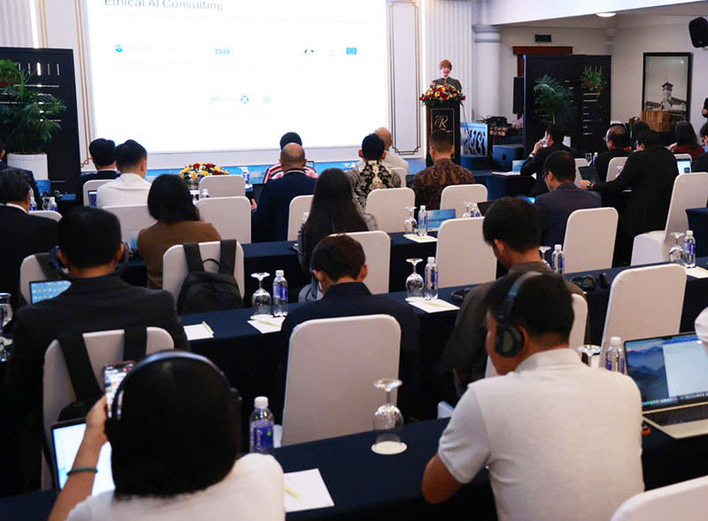 Diễn giả chia sẻ về quản trị rủi ro, áp dụng tiêu chuẩn, kiểm chứng khi ứng dụng AI (Ảnh: KA).