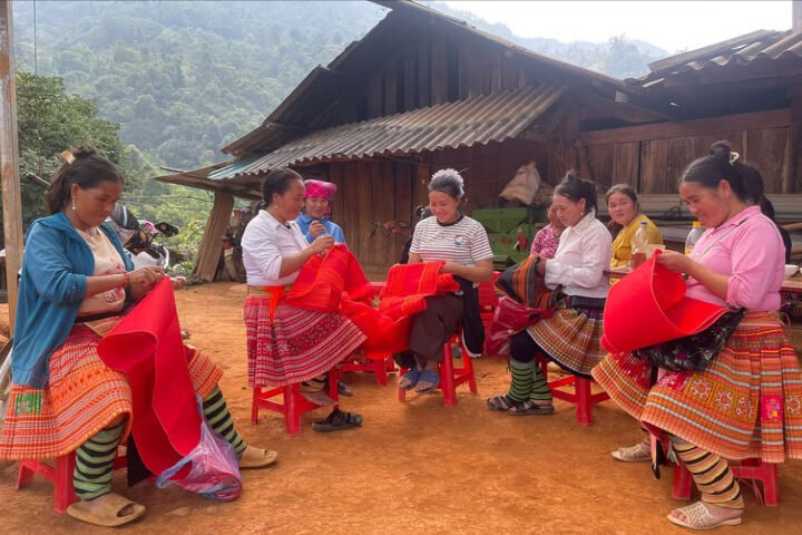 trang-phuc-truyen-thong-mong(1).jpg