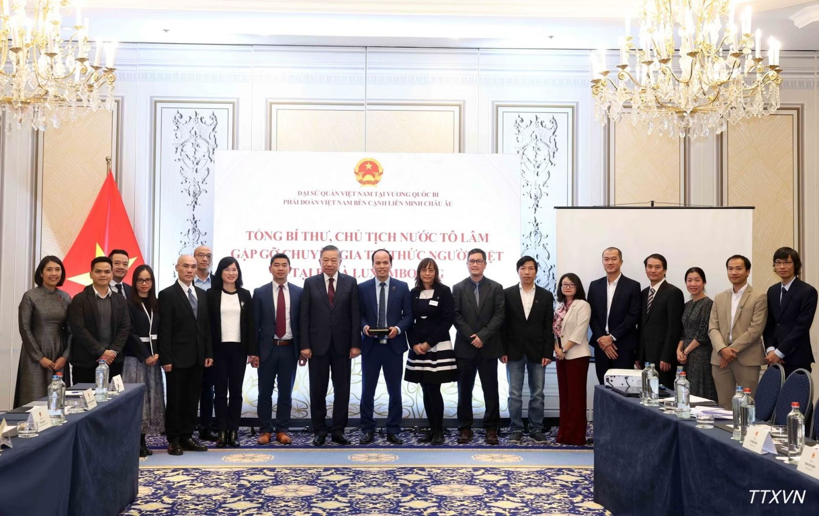 vna-potal-tong-bi-thu-chu-tich-nuoc-to-lam-gap-go-chuyen-gia-tri-thuc-nguoi-viet-nam-tai-bi-va-luxembourg-1338 copy