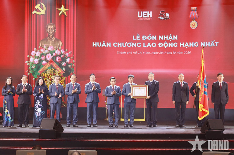Tổng Bí thư, Chủ tịch nước Tô Lâm trao Huân chương Lao động hạng Nhất cho UEH. (Ảnh: Báo Quân đội nhân dân).