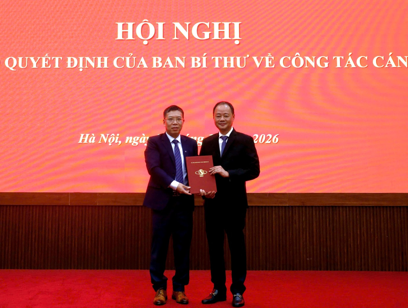 GS. VS Trần Hồng Thái, Ủy viên Trung ương Đảng, Chủ tịch Viện Hàn lâm KH&CN Việt Nam trao quyết định bổ nhiệm cho GS. TS. Trần Đại Lâm (Ảnh: Minh Đức).