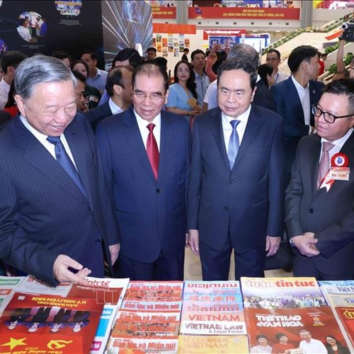 Tổng Bí thư tham quan Hội Báo toàn quốc và dự Lễ kỷ niệm 100 năm Ngày Báo chí Cách mạng Việt Nam