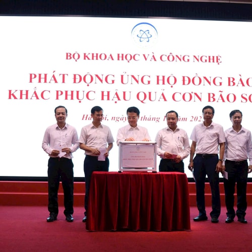 Bộ trưởng Bộ KH&CN cùng công chức, viên chức ủng hộ khắc phục hậu quả bão lũ