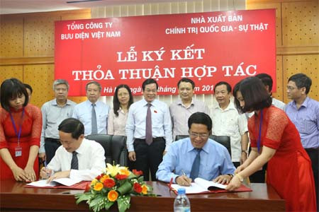 Ký kết thỏa thuận hợp tác giữa NXB Chính trị quốc gia - Sự thật và Tổng Công ty Bưu điện Việt Nam 