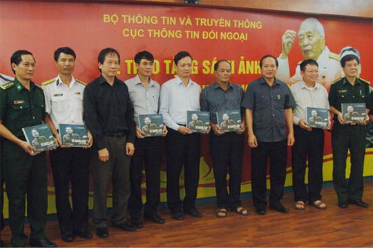  Bộ Thông tin và Truyền thông trao tặng sách ảnh Đại tướng Tổng tư lệnh Võ Nguyên Giáp 