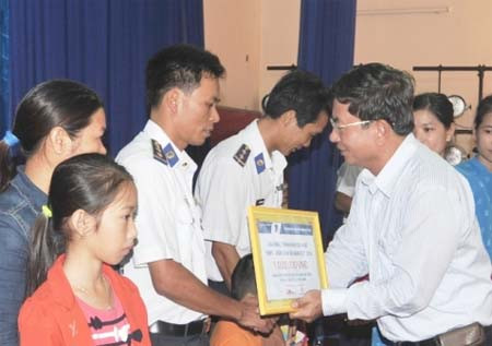  Học bổng “VNPT - Chắp cánh tài năng Việt” đến với con em của chiến sỹ Cảnh sát biển và ngư dân Quảng Nam 