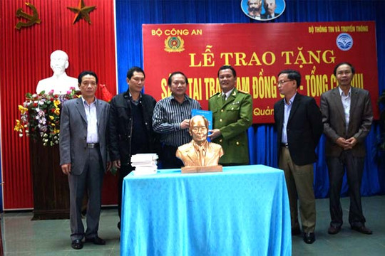  Bộ TT&TT trao tặng sách cho Trại giam Đồng Sơn 