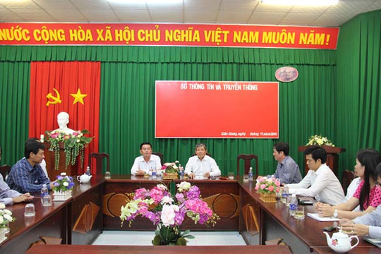  Thứ trưởng Nguyễn Thành Hưng thăm Sở TT&TT Kiên Giang và khai trương phòng máy tính 