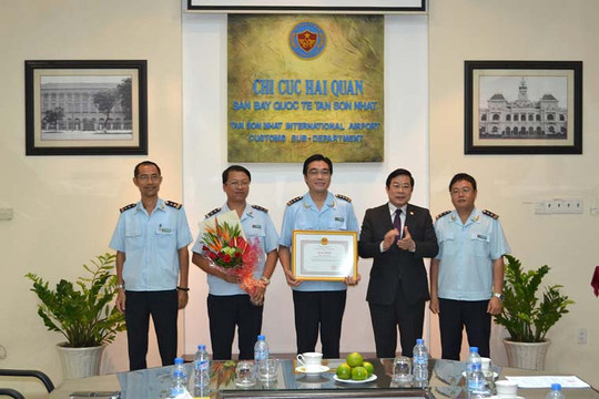  Bộ trưởng Nguyễn Bắc Son trao tặng Bằng khen cho Chi cục Hải quan cửa khẩu quốc tế sân bay Tân Sơn Nhất 
