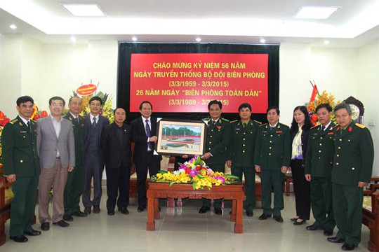  Trao tặng bộ tư liệu bản đồ về Hoàng Sa, Trường Sa cho Bộ Tư lệnh Bộ đội Biên phòng 