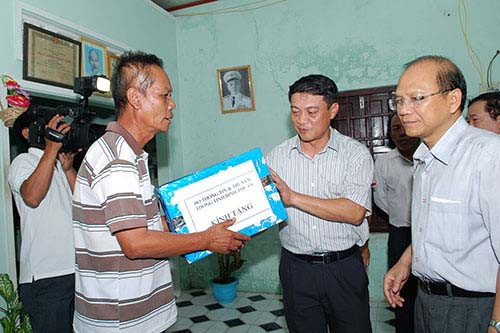  Thứ trưởng Phạm Hồng Hải thăm và tặng quà gia đình chính sách tại huyện đảo Phú Quý 