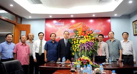  Đồng chí Nguyễn Thiện Nhân thăm, chúc mừng Báo điện tử VietNamNet 
