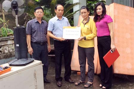  Bưu điện Việt Nam thăm hỏi, động viên các gia đình CBCNV bị ảnh hưởng của mưa lũ tại Quảng Ninh 