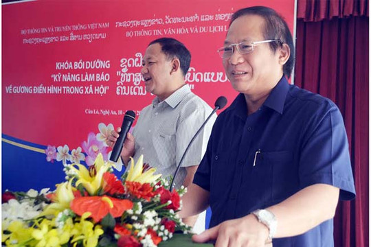  Bồi dưỡng “Kỹ năng làm báo về gương điển hình trong xã hội” cho các nhà báo CHDCND Lào 