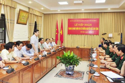  Trao tặng trang bị nghe nhìn cho Bộ Tư lệnh Bảo vệ Lăng Chủ tịch Hồ Chí Minh 