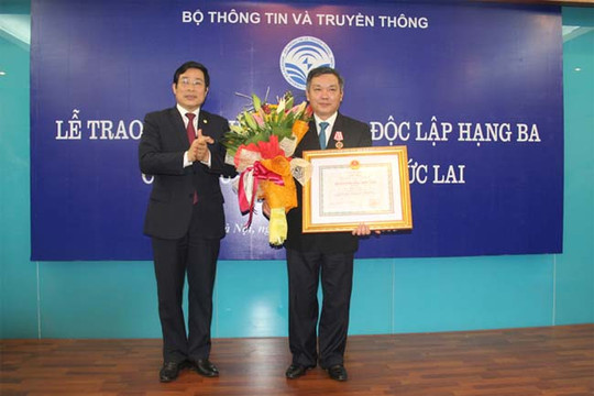  Trao tặng Huân chương Độc lập hạng Ba cho Thứ trưởng Trần Đức Lai 
