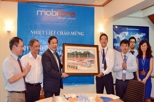 Bộ trưởng Nguyễn Bắc Son thăm văn phòng đại diện MobiFone tại Myanmar 