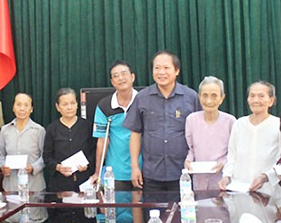  Thứ trưởng Bộ Thông tin và Truyền thông Trương Minh Tuấn trao tặng quà và máy tính trên địa bàn tỉnh Quảng Bình 