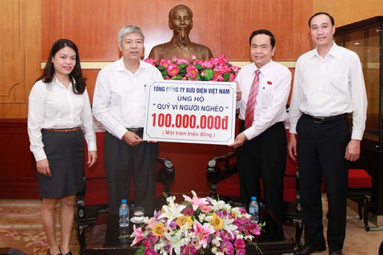  Tổng công ty Bưu điện Việt Nam ủng hộ 100 triệu đồng cho Quỹ Vì người nghèo 