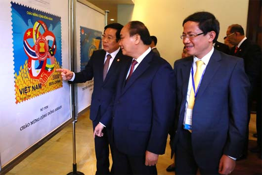  Phó Thủ tướng Nguyễn Xuân Phúc thăm khu trưng bày sản phẩm bưu chính, viễn thông, CNTT 