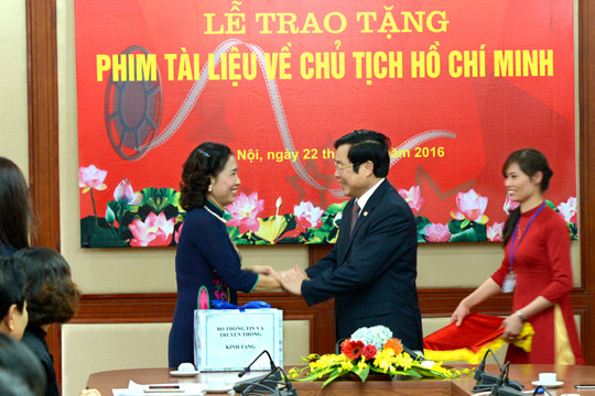  Bộ TT&TT tặng phim về Chủ tịch Hồ Chí Minh cho Bảo tàng Hồ Chí Minh 
