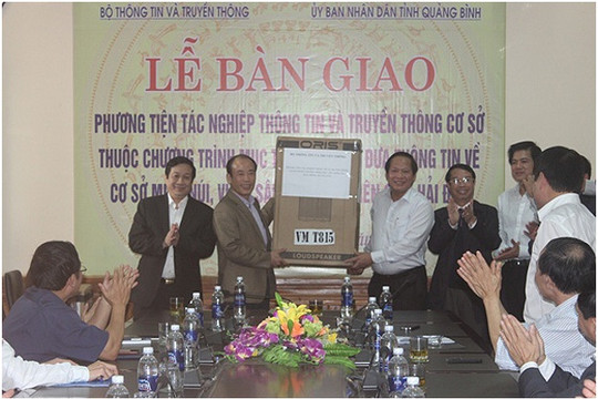  Bộ TT&TT tặng phương tiện tác nghiệp cho hai huyện tỉnh Quảng Bình 